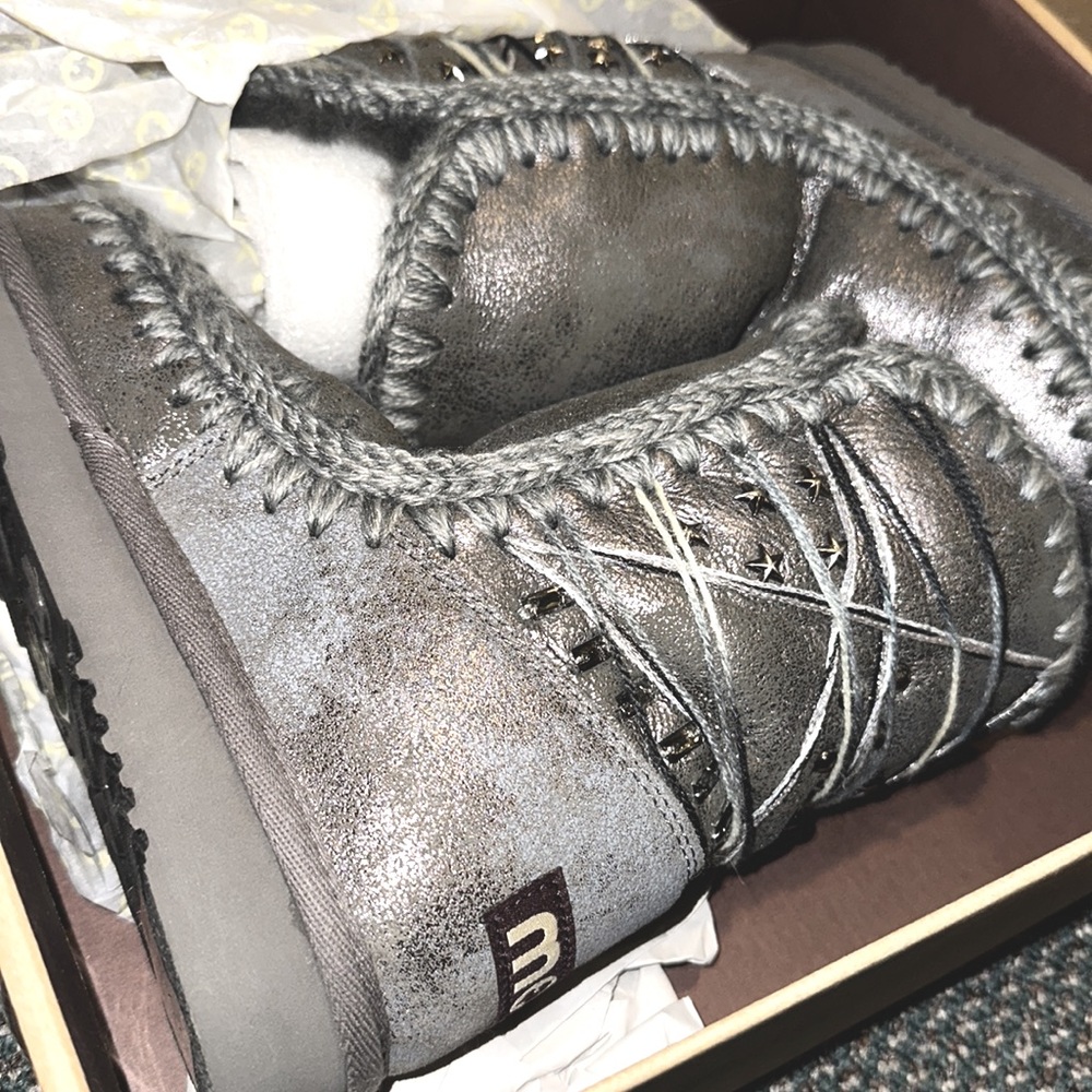 NWT MOU Eskimo Galaxy Dream Studs & Threads Sheepskin Wool Metallic Booties RARE